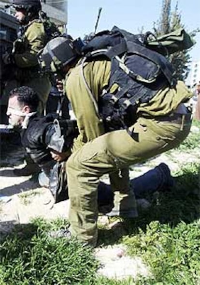 Soldados israelíes detienen a un militante palestino en Nabús.