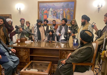 Los talibanes se toman el palacio presidencial en Kabul, tras la huida del presidente Ashraf Ghani, el 15 de agosto de 2021.