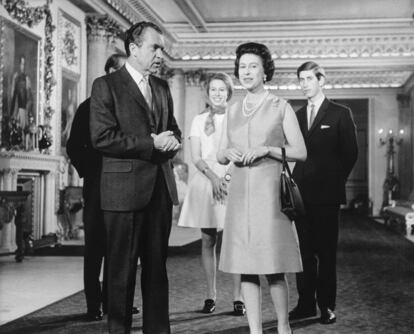 El presidente Nixon con Isabel II, en presencia de sus hijos Carlos y Ana.