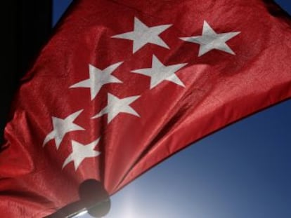 Bandera de la Comunidad de Madrid en la sede de la Puerta del Sol.