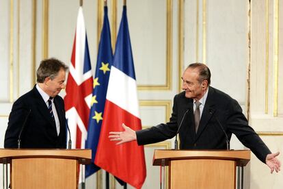 El primer ministro británico Tony Blair (izquierda) y Jacques Chirac, en una conferencia de prensa tras reunirse en el palacio del Elíseo en 2006.