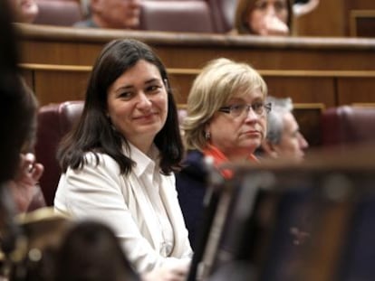 La diputada del PSOE, Carmen Mont&oacute;n, de blanco.