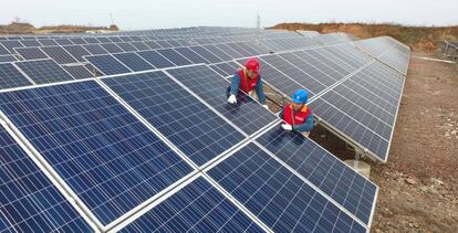 Instalaci&oacute;n de paneles en una planta fotovoltaica. La inversi&oacute;n en medioambiente predomina en Europa. 