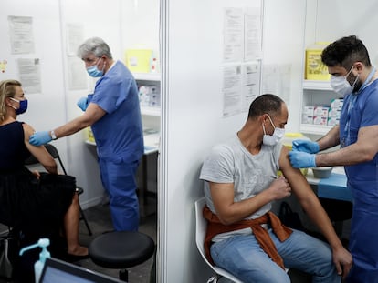 Sanitarios vacunan a varias personas contra la covid en el recinto de la Fira de Barcelona.