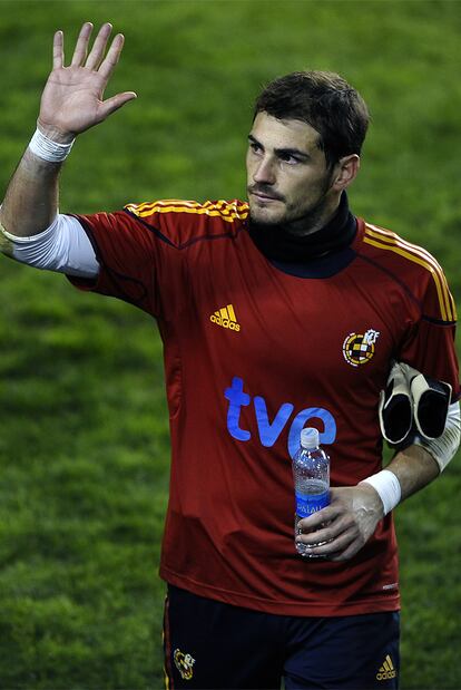 Iker Casillas saluda al término del entrenamiento en La Bombonera. Presumiblemente, el madridista ocupará la portería en el duelo contra argentina que tendrá lugar el próximo miércoles en el El Monumental de River Plate.