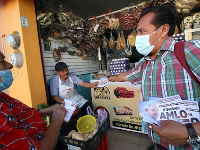 Miembros de la brigada informativa "Que siga AMLO" recorren las calles del municipio de Santa Lucía del Camino, en Oaxaca, este jueves.