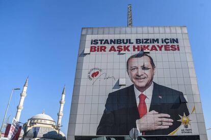 Un póster electoral de Erdogan.