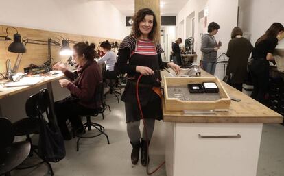 Lara Casanovas posa en uno de los talleres impartidos en la tienda Lalabeyou, en Madrid.