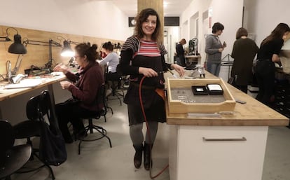 Lara Casanovas posa en uno de los talleres impartidos en la tienda Lalabeyou, en Madrid.