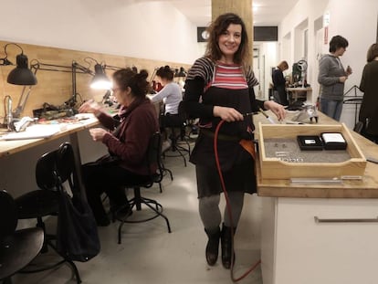 Lara Casanovas posa en uno de los talleres impartidos en la tienda Lalabeyou, en Madrid.