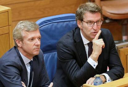 Alberto Núñez Feijóo, acompañado del vicepresidente de la Xunta, Alfonso Rueda, este miércoles en el pleno del parlamento Gallego.