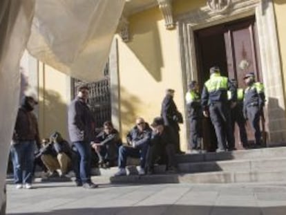 Representantes sindicales en la puerta del Ayuntamiento de Jerez de la Frontera, el pasado miércoles