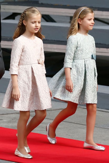 Los vestidos de las pequeñas han sido confeccionados por dos artesanas asturianas que prefieren permanecer en el anonimato y que ya han vestido a Leonor y Sofía en varias ocasiones.
