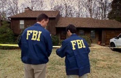 Dos agentes del FBI cercan la casa de su colega Robert Philip Hanssen, ayer en Washington.