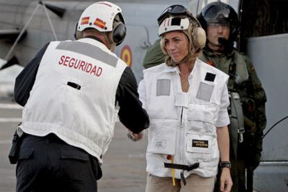 La ministra de Defensa, Carme Chacón, a su llegada al buque <i>Castilla</i>, en Haití.