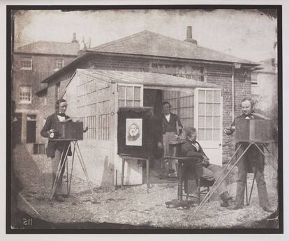 William Henry Fox Talbot y Nicolaas Henneman en el Reading Establishment, la primera empresa editorial fotográfica, 1846