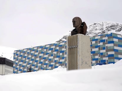 Un busto de Lenin en una plaza de Barentsburg, a finales de abril.