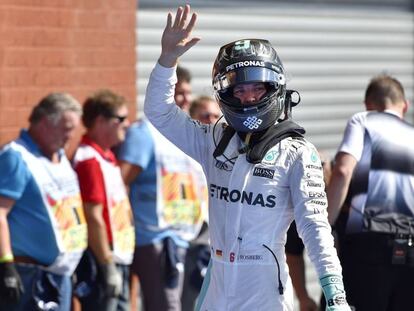 Nico Rosberg saluda tras conseguir la pole.