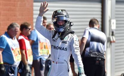 Nico Rosberg saluda tras conseguir la pole.