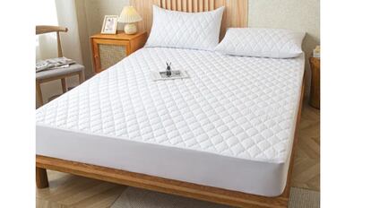 Se trata de un protector de colchón con textura rugosa en su superficie y a la venta en múltiples tamaños