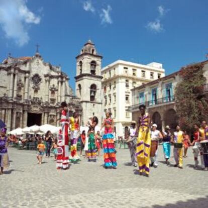 Desfile com pernas de pau diante da catedral de Havana, em Cuba.