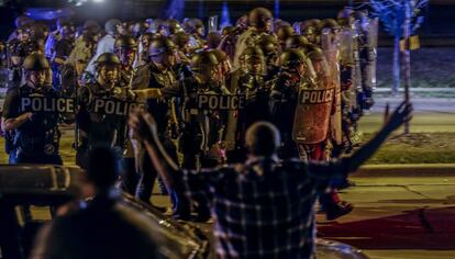 Agentes de polic&iacute;a durante una de las protestas en Milwaukee. 