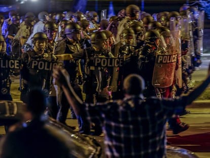 Polícia durante um dos protestos em Milwaukee.