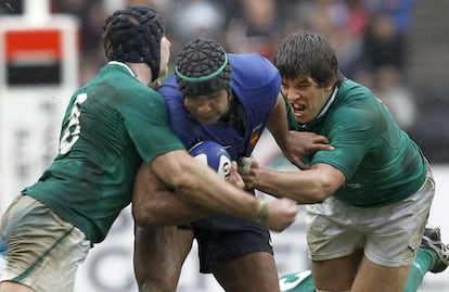 El francs Thierry Dusautoir trata de zafarse de dos jugadores irlandeses.