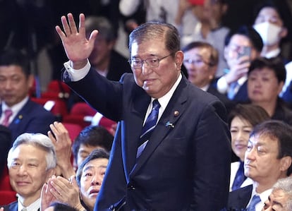 Shigeru Ishiba saluda tras ser elegido nuevo jefe del gobernante del Partido Liberal Demócrata (PLD), este viernes en Tokio.