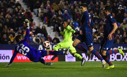 Malcom falla una ocasión de gol ante la meta del Ciutat de València.