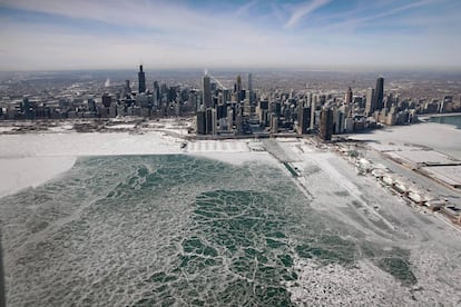 Placas de hielo en el lago Michigan, junto a Chicago. 