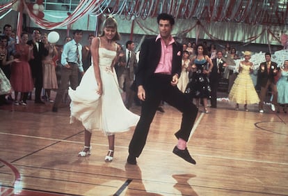 Olivia Newton-John y John Travolta, en una de las escenas de la película.