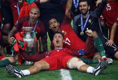 Cristiano Ronaldo celebra con Ricardo Quaresma, Nani y Rui Patricio el trofeo de la Eurocopa 2016 tras finalizar el partido