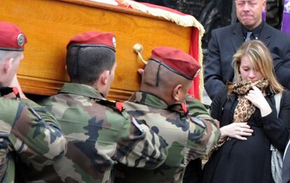 La compañera de paracaidista Abel Chennouf, una de los tres militares víctima del terrorista de Toulouse, llora al paso de su ataúd, durante el funeral celebrado en Montauban.