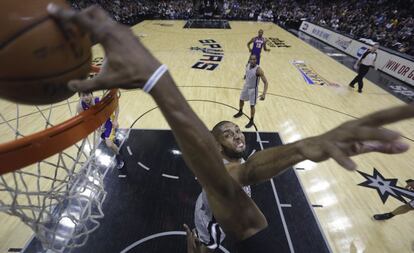 Tim Duncan trata de taponar un mate de Dwight Howard