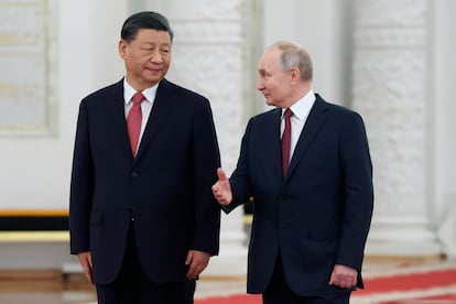 Russian President Vladimir Putin, right, speaks to Chinese President Xi Jinping