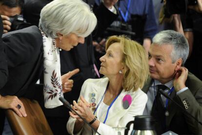 La directora del FMI, Christine Lagarde, conversa con la vicepresidenta española, Elena Salgado, durante la reunión del organismo internacional en Washington.