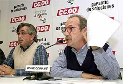 Gregorio Marchán (izquierda) y Andrés Gómez, dirigentes de CC OO, durante la rueda de prensa que dieron ayer para analizar el contenido del informe del Tribunal de Cuentas.