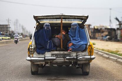 Dos mujeres afganas y un niño viajan en la parte trasera de un taxi a las afueras de Mazar-i-Sharif (Afganistán).