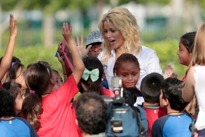 Shakira, rodeada por un grupo de niños ayer en Miami.