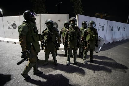 Policías patrullan las calles de Santiago en abril de 2023.