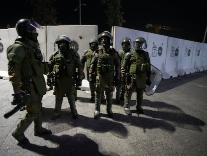 Policías patrullan las calles de Santiago en abril de 2023.