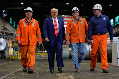 Donald Trump, junto a trabajadores de U. S. Steel, el viernes pasado en una planta de la compañía en West Mifflin (Pensilvania). 