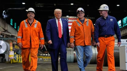 Donald Trump, junto a trabajadores de U. S. Steel, el viernes pasado en una planta de la compañía en West Mifflin (Pensilvania).