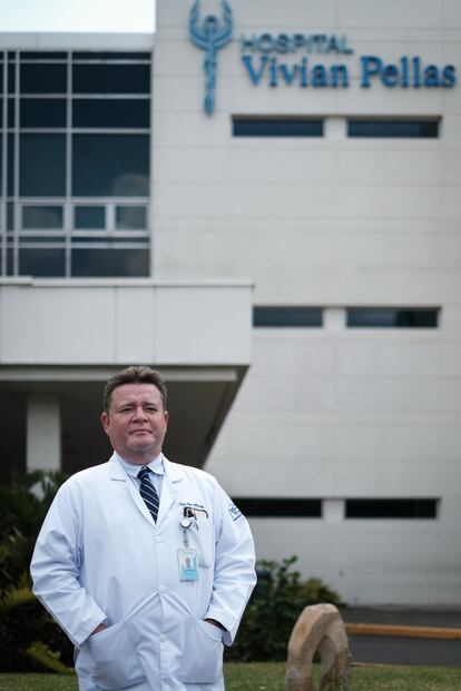 El neumólogo Jorge Iván Miranda, quien trata casos positivos de la covid-19 en Nicaragua, posa al frente de hospital Vivian Pellas de Managua el 7 de mayo de 2020.  