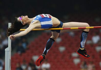 La saltadora española y campeona de Europa de salto de altura, Ruth Beitia, compite en la prueba de salto de altura durante el campeonato World Challenge que se celebra en Pekín (China). Beitia logró la tercera posición con una marca de 1,92 metros.