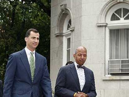 El príncipe Felipe y el alcalde de Washington, Anthony Williams, llegan al edificio del futuro centro cultural de España.