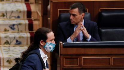 El vicepresidente Pablo Iglesias pasa ante el presidente del Gobierno, Pedro Sánchez, en el Congreso.