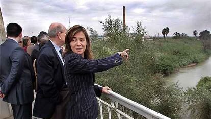 La alcaldesa de Alzira, Elena Bastidas, con otros munícipes de la cuenca del Júcar, ayer en el Pont de Ferro contemplando el río.