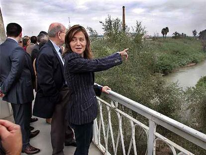 La alcaldesa de Alzira, Elena Bastidas, con otros munícipes de la cuenca del Júcar, ayer en el Pont de Ferro contemplando el río.